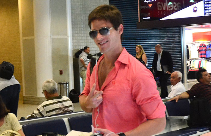Simpático, Jonatas Faro sorri para paparazzi no aeroporto