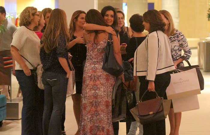 Fátima Bernardes curte encontro com amigas, no Rio de Janeiro