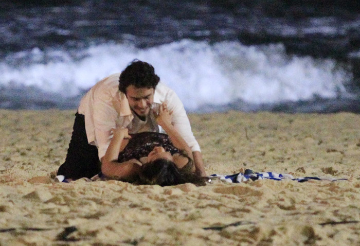 Bruna Marquezine e Gabriel Braga Nunes gravam cenas noturnas na praia