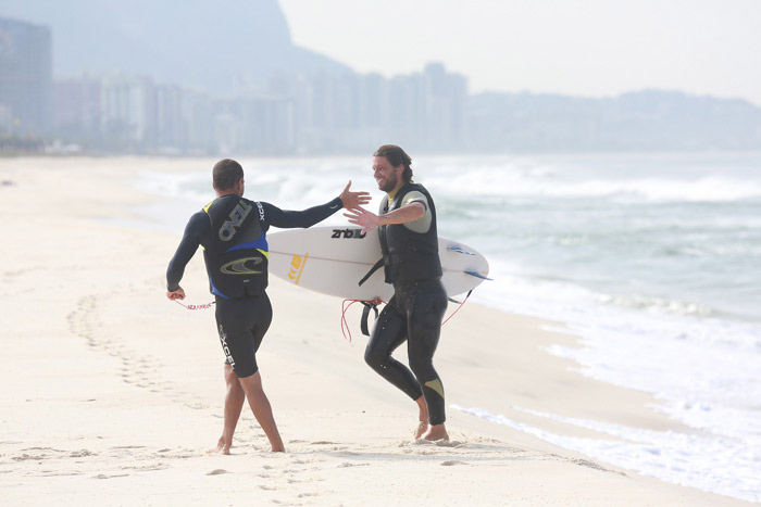 Mario Frias pratica Tow In na praia da Reserva, no Rio