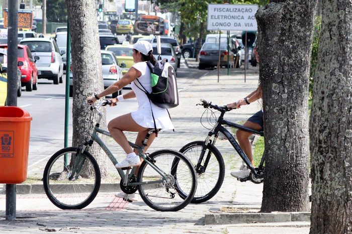 Malu Mader exibe boa forma em passeio de bicicleta com Tony Bellotto