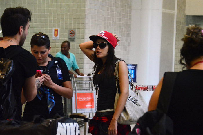 Sempre simpática, Anitta atende aos fãs antes de embarcar no aeroporto Santos Dumont, no Rio