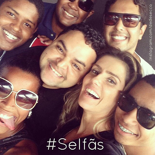 Deborah Secco se diverte em selfie com grupo de admiradores em Recife