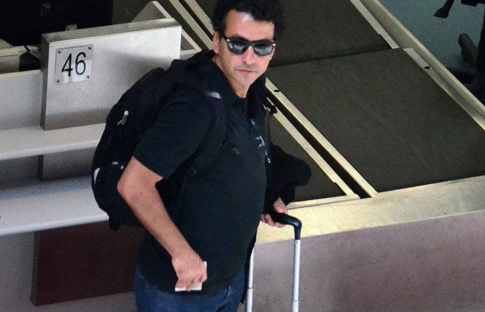 Marcos Palmeira esbanja simpatia no aeroporto Santos Dumont