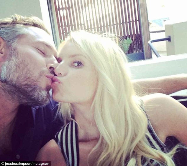  Jessica Simpson comemora 4 anos de realcionamento