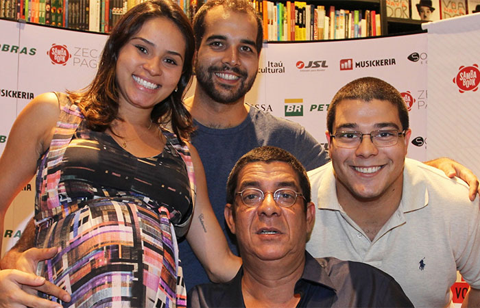 Zeca Pagodinho lança sua biografia em livraria no Rio