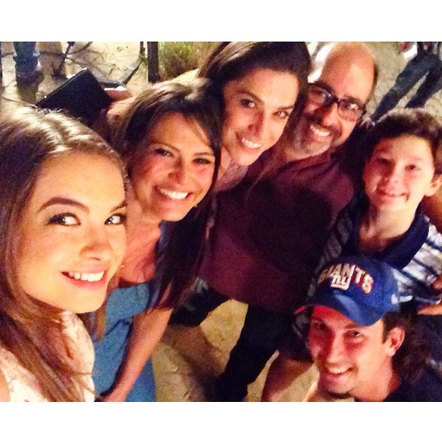 Em clima de despedida, Lua Blanco posta selfie com elenco de Pecado Mortal