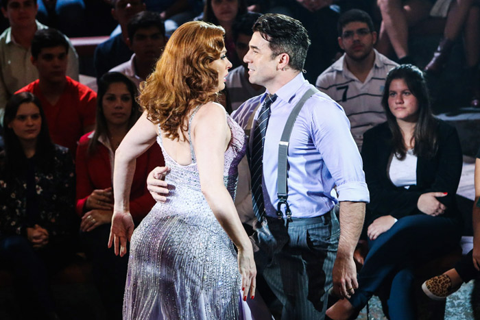 Crazy For You conta a história de amor entre dois atores amadores que se apaixonam durante a produção de um musical no interior do Texas, nos Estados Unidos 