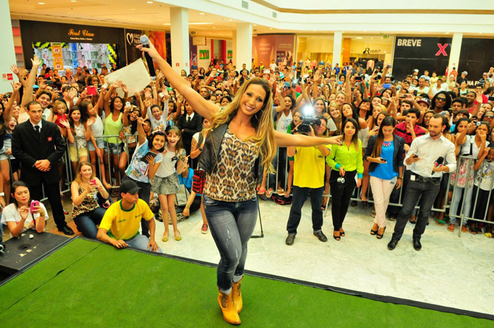 Valesca Popozuda agita fãs em pocket show de rádio em Vitória