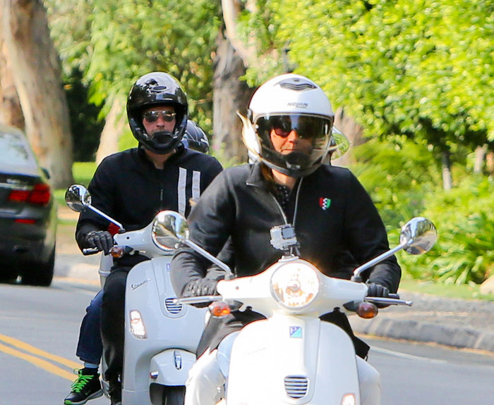 Chris Martin e Gwyneth Paltrow andam juntos de moto na Califórnia