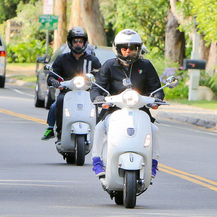 Chris Martin e Gwyneth Paltrow andam juntos de moto na Califórnia