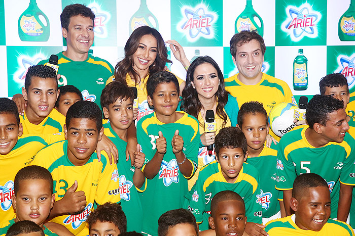 Quarteto posou com o grupo de crianças depois de partida de futebol em São Paulo