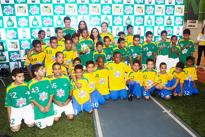 Quarteto posou com o grupo de crianças depois de partida de futebol em São Paulo