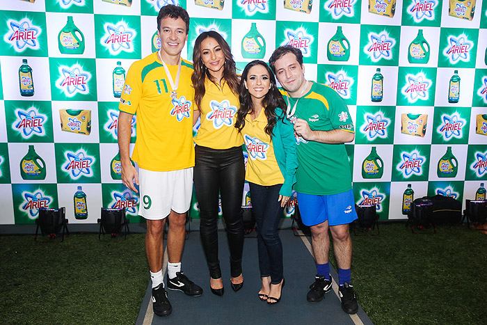 Rodrigo Faro Sabrina Sato, Tatá Werneck e Gregório Duviviver recebem medalha depois de evento em São PAulo