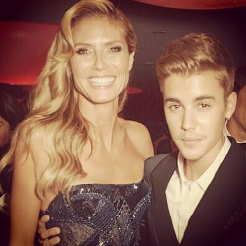 Justin Bieber fica baixinho ao lado de Heidi Klum