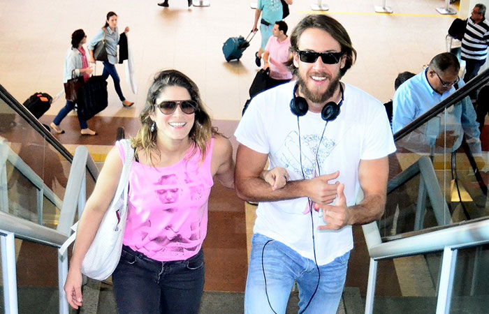  Priscila Fantin troca beijos com Renan Abreu, no aeroporto