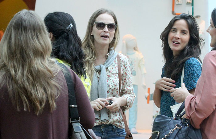  Fernanda Rodrigues passeia com amigas no shopping