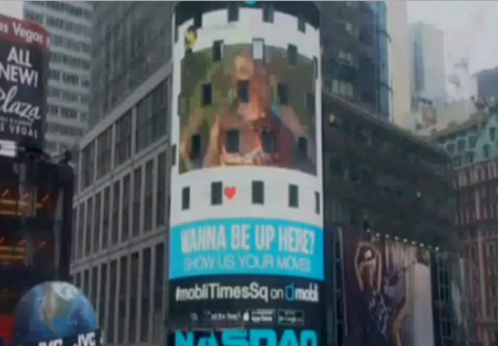 Claudia Leitte aparece em vídeo na Times Square, em Nova York