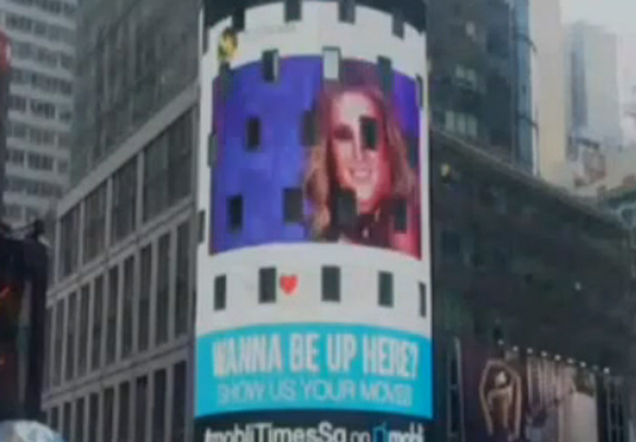 Claudia Leitte aparece em vídeo na Times Square, em Nova York