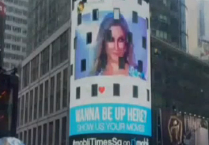 Claudia Leitte aparece em vídeo na Times Square, em Nova York