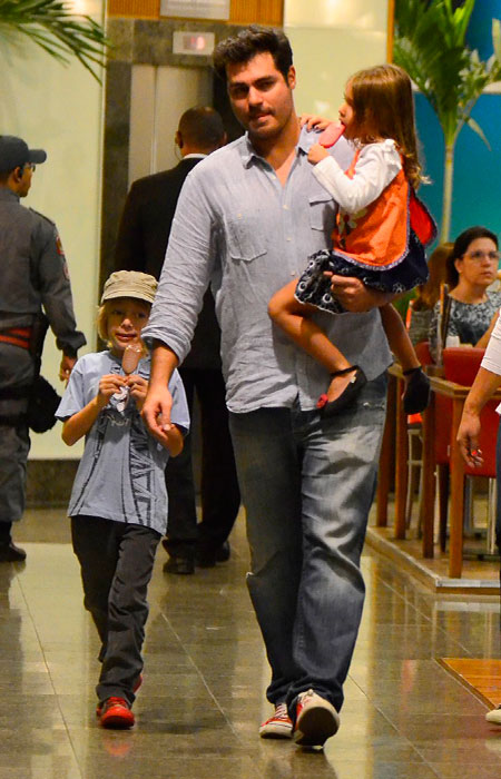  Thiago Lacerda leva os filhos, Gael e Cora, para passear