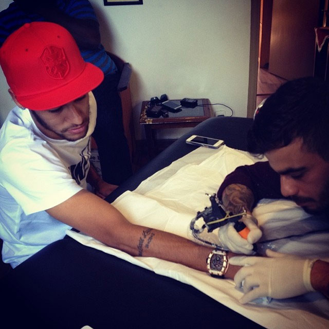 Neymar faz nova tatuagem