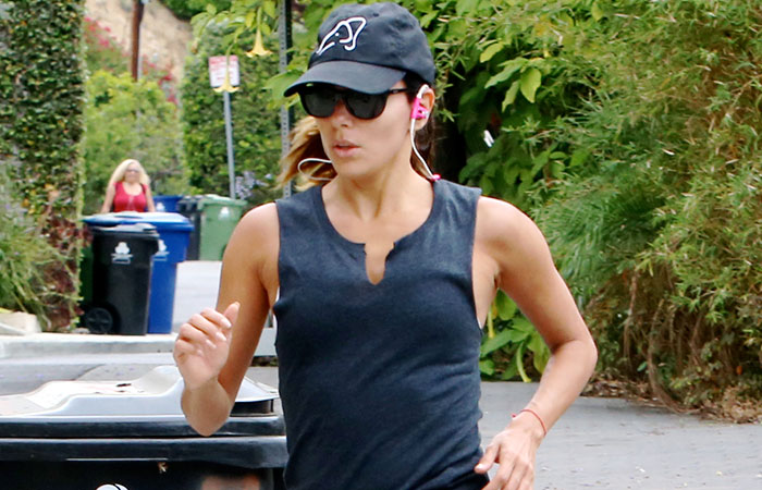 Eva Longoria se exercita nas ruas de Los Angeles