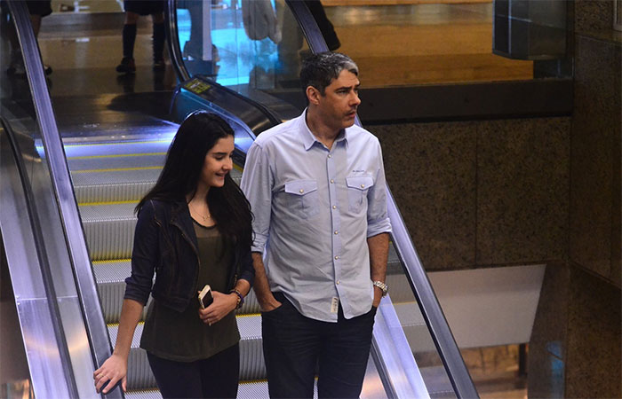 William Bonner e Fátima Bernardes passeiam por shopping carioca