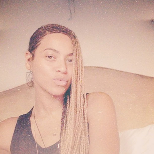 Beyonce publica foto mandando beijinho e deseja felicidades para Kim Kardashian