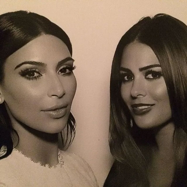 a Amiga publica foto ao lado de Kim Kardashian durante o casamento