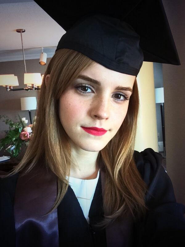  Emma Watson se forma em literatura inglesa