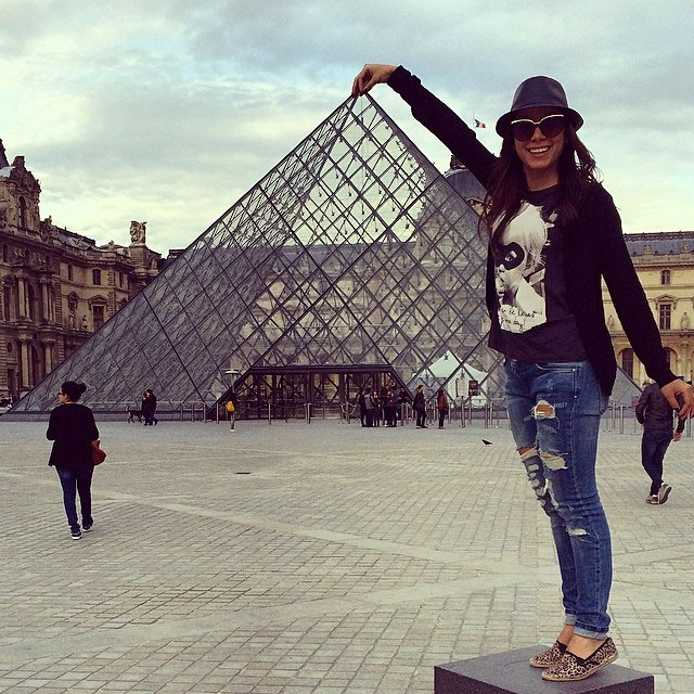 Ara Anitta visita o Museu do Louvre em Paris