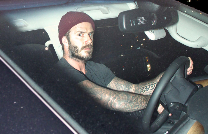 David Beckham faz cara feia ao perceber presença de fotógrafos