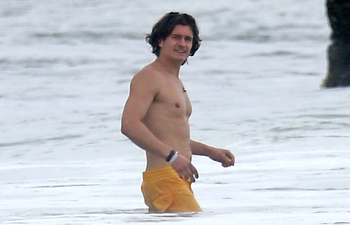 Orlando Bloom mostra o corpão em praia de Malibu