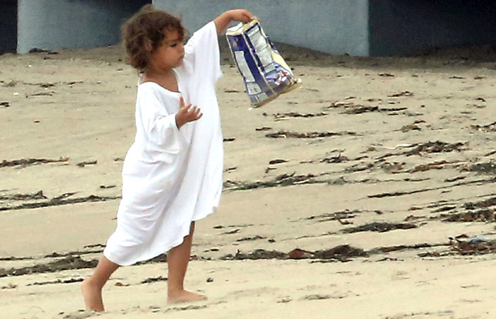 Orlando Bloom mostra o corpão em praia de Malibu