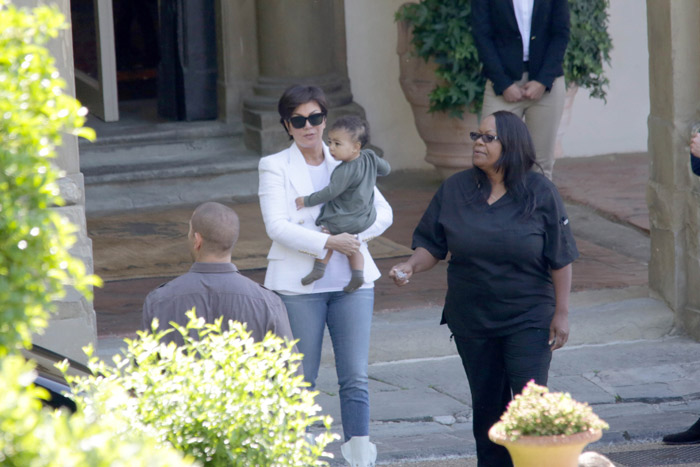 Kris Jenner aparece deixando hotel com sua neta North West, na Itália