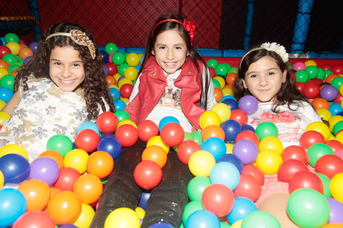 As meninas caíram na piscina de bolinhas do buffet durante o aniversário