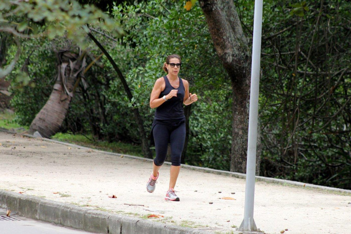 Ângela Vieira mostra boa forma em dia de exercícios