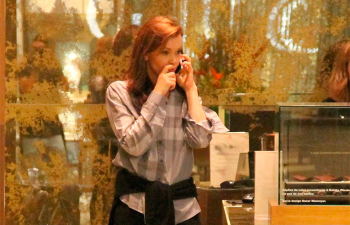  Júlia Lemmertz faz pausa para lanche durante tarde de compras