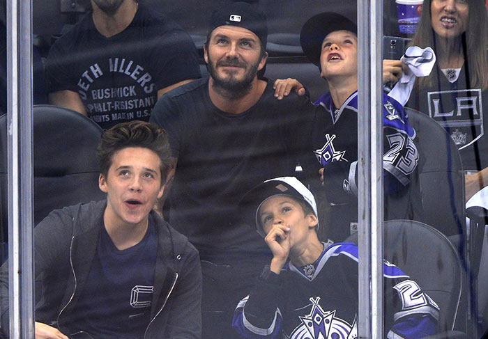 David Beckham assiste jogo de hóquei com os filhos