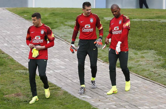 Júlio César, Victor e Jefferson, goleiros da seleção, são os primeiros a ir para os treinos