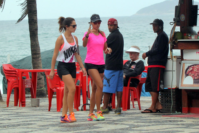 Flávia Sampaio se exercita com amiga na orla do Leblon