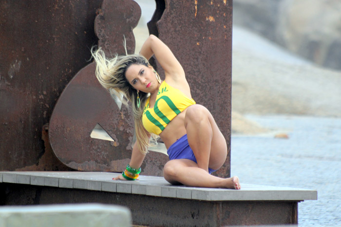 Mulher Melão posa com camisa da seleção para ensaio no Rio