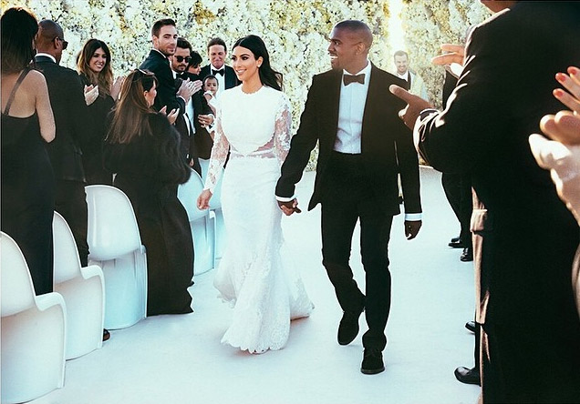 Kim Kardashian posta foto inédita de seu casamento