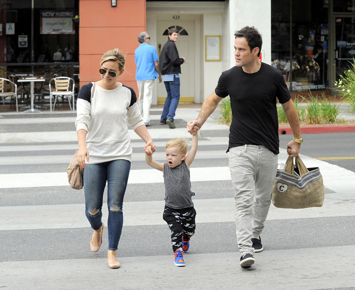 Hilary Duff e Mike Comrie colocam filho em primeiro lugar