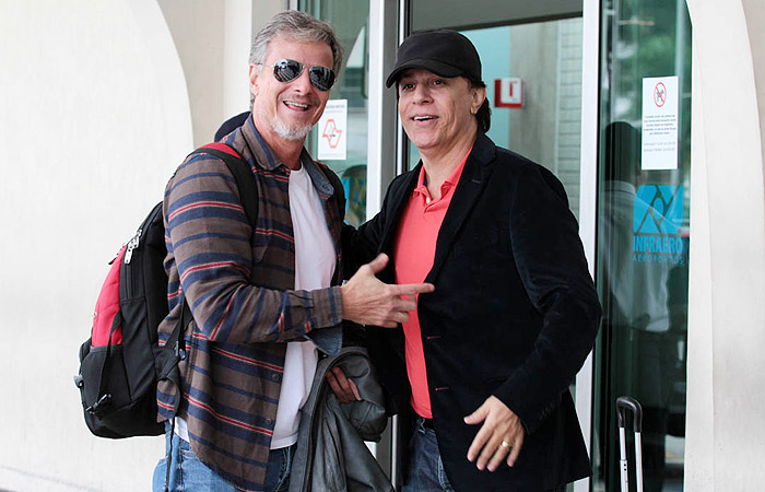 Marcelo Novaes e Tom Cavalcante se encontram em aeroporto de São Paulo