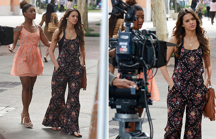 Bruna Marquezine e Erika Januza gravam cenas de Em Família em shopping do Rio