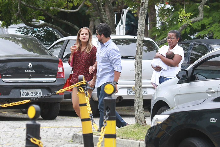 Nivea Stelmann leva a filha para tomar vacina no Rio
