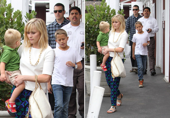Reese Whiterspoon almoça com a família em Brentwood, na Califórnia