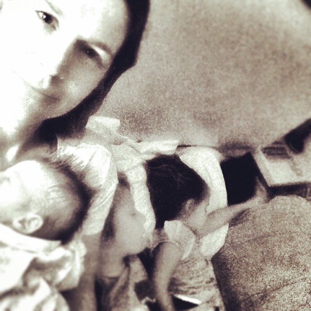 Vanessa Lóes tira selfie com a família toda na cama